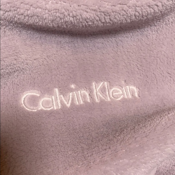 ❌SOLD❌ - Calvin Klein Long Sleeve Plush Robe - Picture 9 of 16